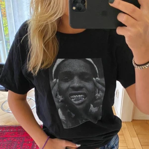 Asap Rocky t-shirt - Cool svart t-shirt med tryck av Asap Rocky, passar S-M :)