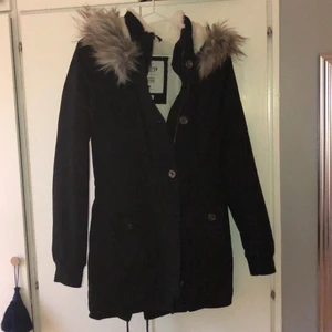 Hollister vinterjacka - Sjukt snygg vinterjacka från hollister.justerbar vid insidorna på jackan om man vill ha det tajtare runt midjan. Väldigt bra skick. Skriv om ni har frågor! Nypris 1000kr . Säljer för 400kr+frakt.(pris kan diskuteras)