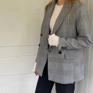 H&M kavaj  - Jättefin H&M kavaj i storlek 40, så den är oversized. Säljer den för att den aldrig kommer till användning. Frakt tillkommer🎉💗