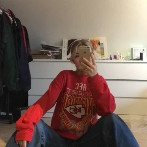 Tjocktröja - Röd tjocktröja med en massa olika tester på (bild 2) vintage, skitsnygg. Storlek M