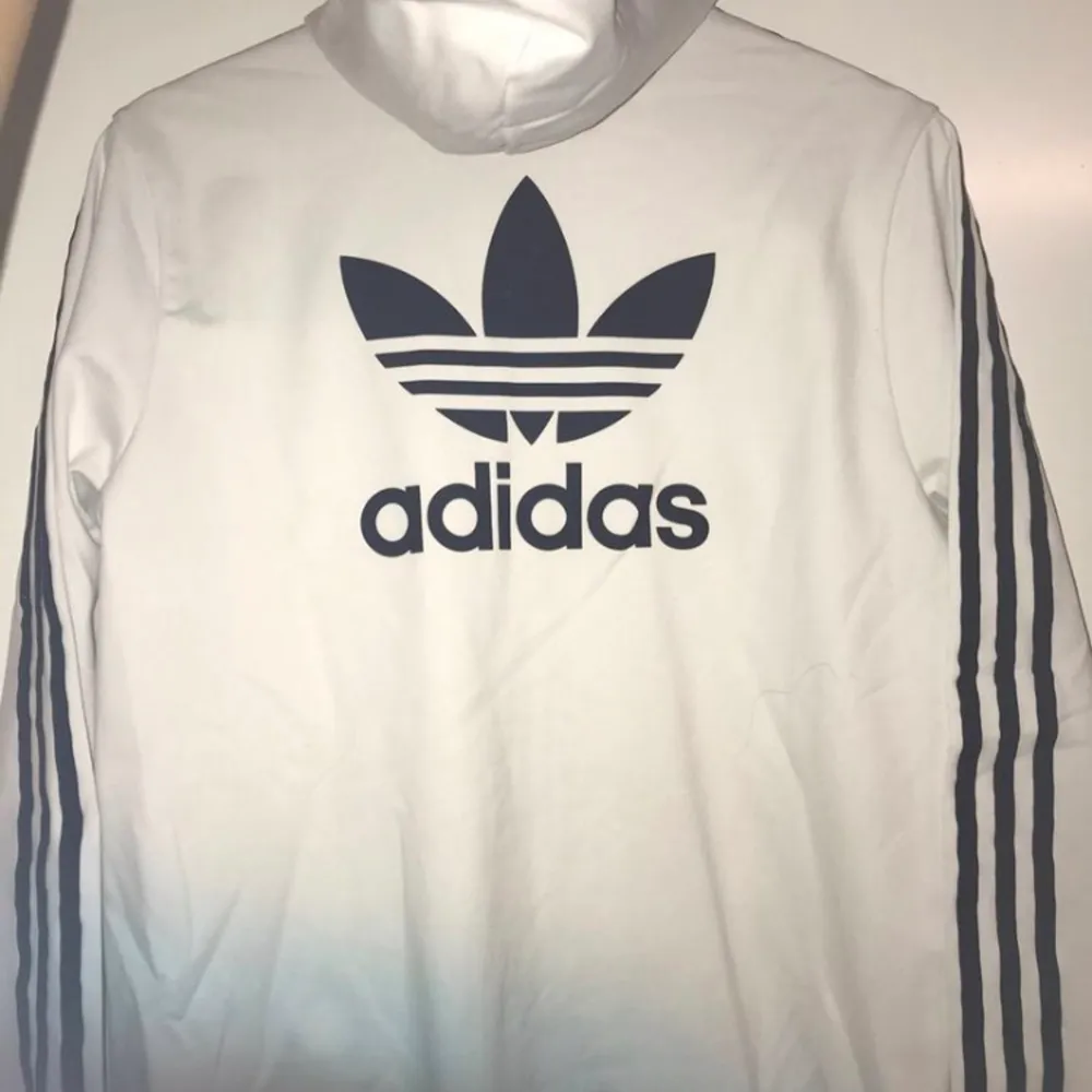 Adidas kofta, ok skick. Fler bilder kan skickas o köparen står för frakt. . Hoodies.