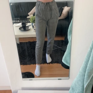 Rutiga byxor - Svart-vit-rutiga byxor från Vero Moda. De är i storlek XS och jättesköna! Frakt tillkommer på 59kr, men kan annars mötas upp i Gävle.