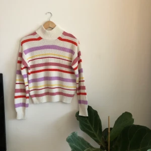 Stickad tröja från SOAKED in luxury - Säljer nu denna härliga färgglada prick då den tyvärr inte används av mig längre! Sparsamt använd endast ett fåtal gånger. Frakt tillkommer🌷 tveka inte att höra av dig vid frågor, funderingar och önskemål🌟