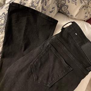 Wrangler bootcut jeans svarta i strl 25/32 och använda endast 1 gång! Jag köpte dessa för 900kr 