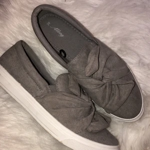 Slip in - skor - EU 39 - Lätta skor i grå färg, storlek 39, endast använda 1 gång så de är som nya! 
