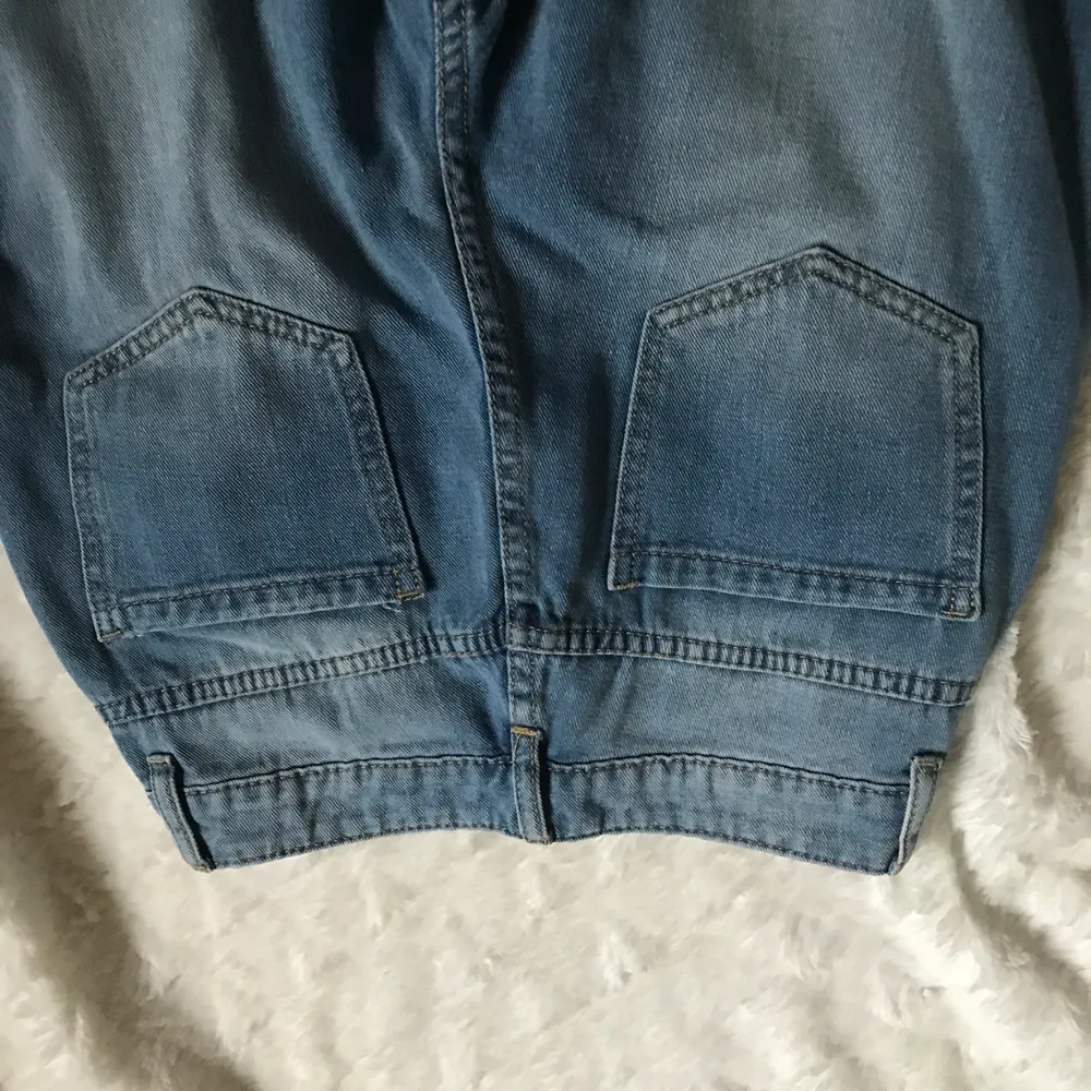 helt nya och aldrig använda vida jeans, köptes för 250 + frakt, snygga slitningar, vida nertill och har 4st fickor 🦋 kan fraktas 🥰. Jeans & Byxor.