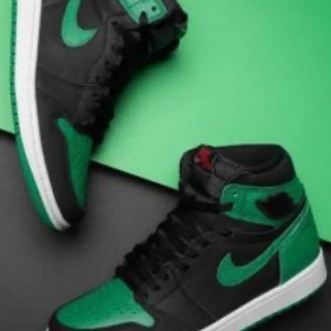 Jordan 1 retro green high  - Säljer mina Jordan 1 då jag behöver pengarna. Skonsamt använda. Köpare står för frakt. Säljer för 1800kr. De ligger på 2300kr just nu enligt GOAT. 
