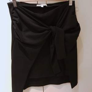 Svart, tajt kjol från Therese Lindgrens kollektion för NA-KD. Väldigt fint skick!