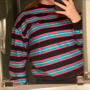 Randig sweatshirt från junkyard - Säljer denna tjusiga tröja från junkyard som inte kommer till användning  längre. Den har crackat pyttelite på axeln (bild 3) men verkligen inget man tänker på och annars felfri! Köpt för 399kr. Frakt tillkommer😋