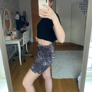 Glittrig tubkjol  - Glittrig tubkjol, använd 1 gång. Jag är 174 cm, 69 kg.       💘FRAKT INGÅR💘