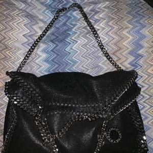 Svart Stella falabella väska i bra kvalite, medföljer dustbag och box :)