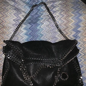 Stella McCartney Falabella  - Svart Stella falabella väska i bra kvalite, medföljer dustbag och box :)