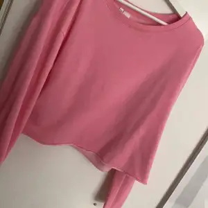 Säljer en rosa tröja i storlek  L, passar också en M, den är inte jätte kort utan mittemellan 🌸