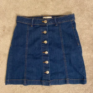 Blå kjol med knappar - Jättefin knappt använd från gina tricot💞💞