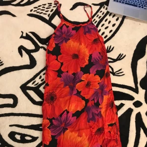 Mönstrad sommarklänning  - Mönstrad sommarklänning! Skönt tyg med slits på båda sidor. Köparen betalar frakt! Tar Swish 