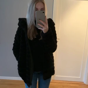Svart pälsjacka  - Svart pälsjacka med luva från Jacqueline de YONG. Storlek XS. Knappt använd. Fint skick! 