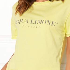 Säljer denna fina aqua limone t-shirten som knappt är använd. I en sån fin gul färg