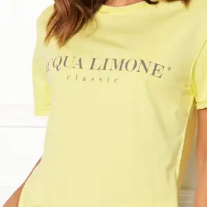 Säljer denna fina aqua limone t-shirten som knappt är använd. I en sån fin gul färg