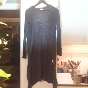 Kofta - Stickad kofta. Storlek small. Skick: Begagnad. Märke: Jaqueline de yong. Pris: 50 kr fri frakt. Kommer att skickas från ett hem med djur, nytvättad. Om köparen vill ha spårningsbart paket så står köparen för det 🌻