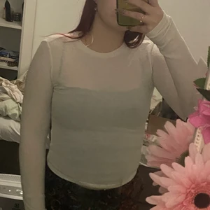 Vanlig vit tröja - Fick den i present men aldrig fått användning för den, lite genomskinlig men jättemjuk och skön ✨ kan stylas som på bild 2