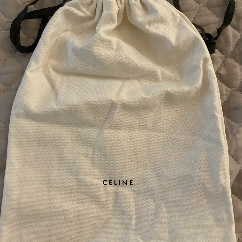 Celine dustbag som är 35 cm hög, och 24 cm bred. Perfekt att organisera i eller att använda när man ska packa sin väska. På snöret är den lite fransig men går att klippa bort. Aldrig använd och inga fläckar.. Väskor.