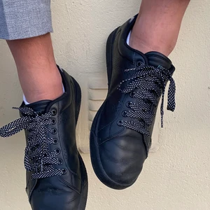 Reflexskosnören🖤 - Vita reflexskosnören⚡️ 79 kr per par! Kika in vår profil för andra färger!!🖤 köparen står för frakt