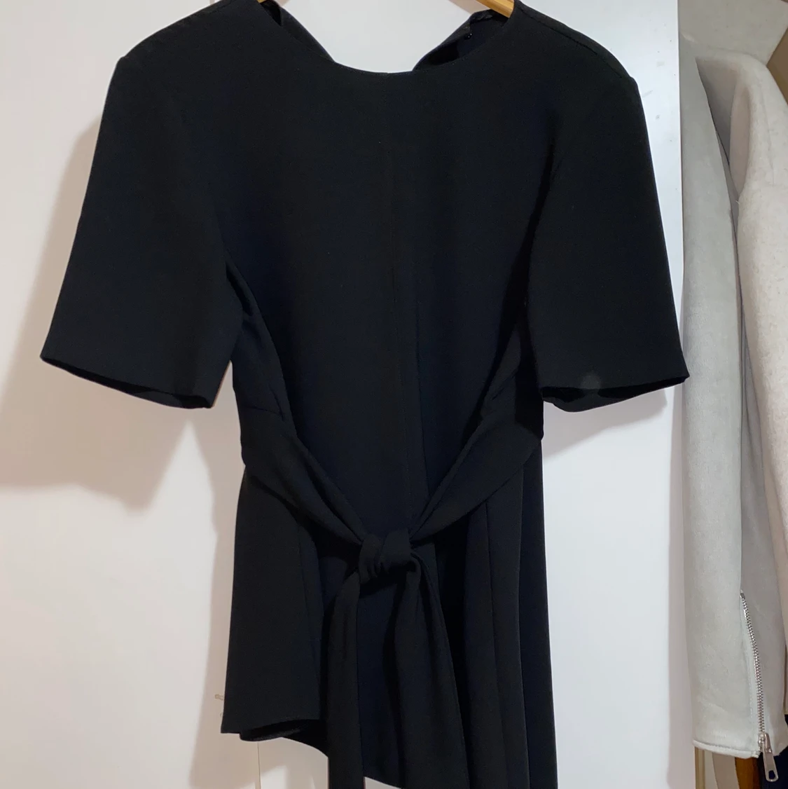 Svart blus med knyte