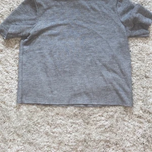 T-Shirt ifrån Zara i Strl S  - Grå T-Shirt från Zara med halvpolo. Strl S