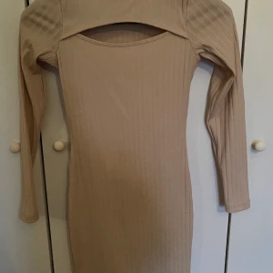 Bikbok  - Hejsan, säljer denna beiga klänningen från Bikbok. Använd några gånger och är i god skick. Denna klänning är inte riktigt min stil så har ej någon användning för den 
