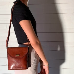 Vintage väska - Brun gullig läderväska Mått: Bredd: 19 cm Längd: 18 cm  Fler bilder? Kontakta oss!