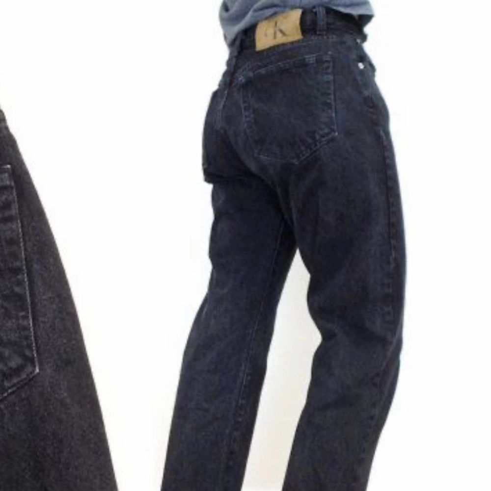 Jättefina vintage Calvin Klein jeans! Skulle säga att dem passar en 26-29 i midjan beroende på önskad passform!💜 jättefint skick.. Jeans & Byxor.