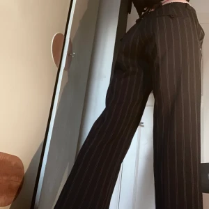 Low waisted kostymbyxor  - Skit snygga lågmidjade svarta kostymbyxor, de är väldigt vida vid slutet av benen. Du står för frakten eller så kan jag mötas i Stockholm 💕 Innerbenslängden är ca 75cm och midjemåttet är ca 78cm