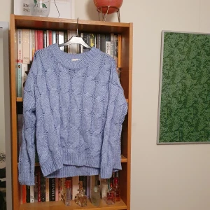 Lila kabelstickad tröja strl S - Kabelstickad tröja från Lindex i storlek S. Bra skick. Fin lavendelfärg. Köparen betalar frakten och betalning sker via swish