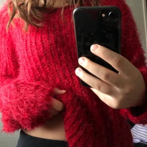Stickat röd tröja - Nog de skönaste plagget jag äger! Så otroligt fin och är i bra skick