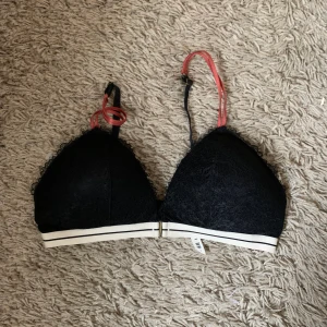 Love storie x hm bralette strl m - Säljer min love stories x hm bralette som är lite stor på mig men jätte bekväm💕💕💕superfin verkligen🤩