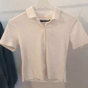 Tröja - Så söt tröja från abercrombie and fitch köpt för 400kr och är helt oanvänd med prislapparna kvar💕💕 helt slutsåld!!