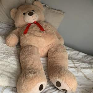 Säljer min stora och mysiga teddybjörn! Orginalpris 600 kr. Så bra kvalitet och köptes för ungefär 1 månad sedan och har bara legat och varit fin i mitt rum. Ca 140 cm lång. Säljer för 200 kr, buda gärna💞