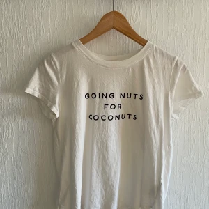 T-tröja med tryck stl S - T-tröja med tryck stl S från Gina Tricot. Passar Xs-m. 