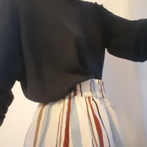 Shorts - Har fickor <3, ser lite ut som en kjol, passar vår och sommar, fint skick (hel och ren)