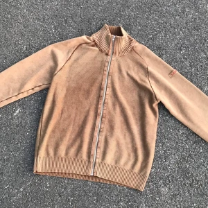 Brun stentvättad kofta - Supercool brun stentvättad kofta i strl L‼️ Frakt tillkommer på 63kr (postnord spårvart)  Dessa är enda bilderna som jag har på plagget! :)
