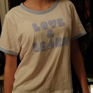 Vit tröja med tryck - Vit tröja med tryck: "Love & Learn" i lavender. Tunn och lätt, härlig att ha en sommardag. 💜 Är L men passar alla. Frakt ingår