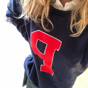 Vintage sweatshirt - Säljer min fina sweatshirt eftersom den inte riktigt är min stil! Frakten är inkluderad och den är köpt här på Plick!❤️