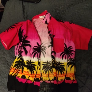 Hawaii inspirerad Skjorta från Pierre Laurent - Riktigt härlig skjorta i XL. Men passar perfekt att ha över en vit bas t-shirt om man annars har Medium eller Large. 