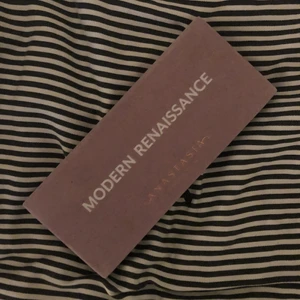Anastasia Beverly Hills modern Renaissance pallet  - Enbart använd ett fåtal gånger, vissa av färgerna är orörda. Ord pris 565 på kicks✨