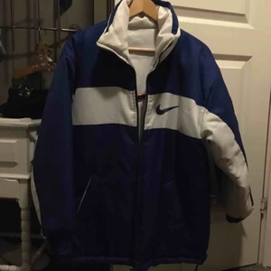 - svincool jacka från nike! supervarm och skön, är reversible och har inga synliga defekter förutom ett saknat kardborrband på ärmen:) köparen betalar frakt!