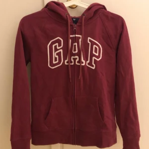 Gap zipup - Säljer en skitfin in princip oanvänd Gap zipup köpt för några år sen i en Gapbutik i USA💋Verkligen asskön men har aldrig använts! Skriv vid frågor eller intresse. Möts ej upp, köpare står för frakt❤️