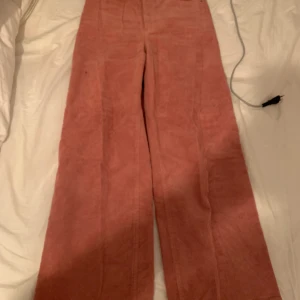 trendiga manchester byxor - säljer för 100 kronor + frakt 63 kronor.  säljer dessa pga beställde hem fel storlek, helt oanvända. storlek 38 från gina, köptes för 500 kronor.❤️skicka ett meddelande så kan jag skicka fler bilder