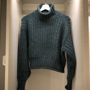 Stickad tröja  - Skick 7/10. Storlek XS men passar även en S. 