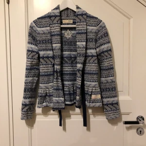 Odd Molly Kofta - Säljer denna fina Odd Molly kofta för att den är inte riktigt min stil längre. Nästa som ny. Jättebra material. 