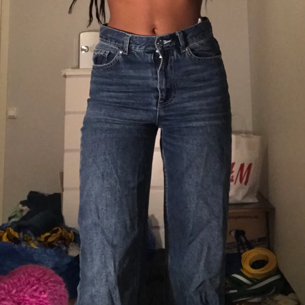 Säljer dessa skit snygga jeans från h&m som jag köpte här på Plick men har bara inte kommit till användning :( jag är 170 cm och jag har använt jeansen runt 3 gånger bara. Skriv till mig vid intresse 🦋🦋. Jeans & Byxor.